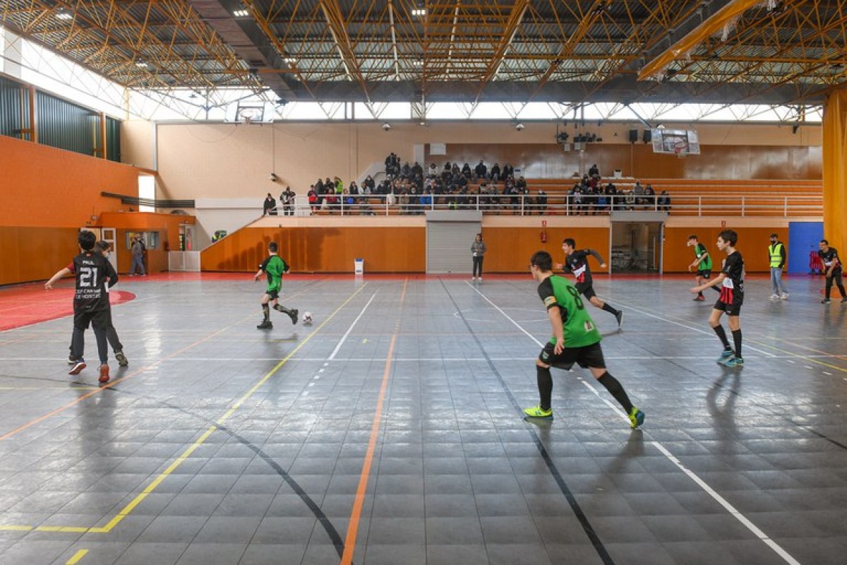 Un partit de futbol inclusiu al pavelló de Can Rosés