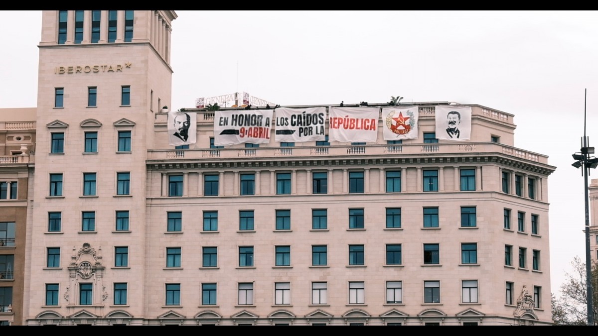 La façana de plaça Catalunya que aquest matí ha mostrat els rostres de Lenin i Stalin