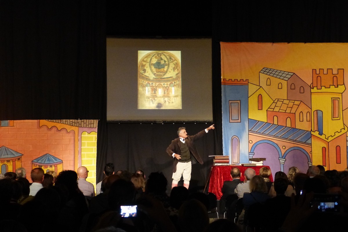 Espectacle de Comediants al MNAC durant la presentació de les celebracions al 2019