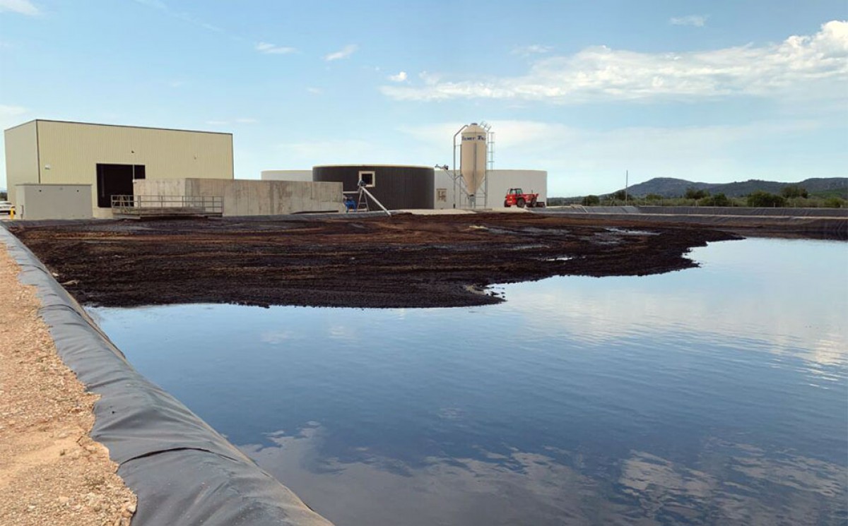 La planta produïx biogas a partir de restes orgàniques.
