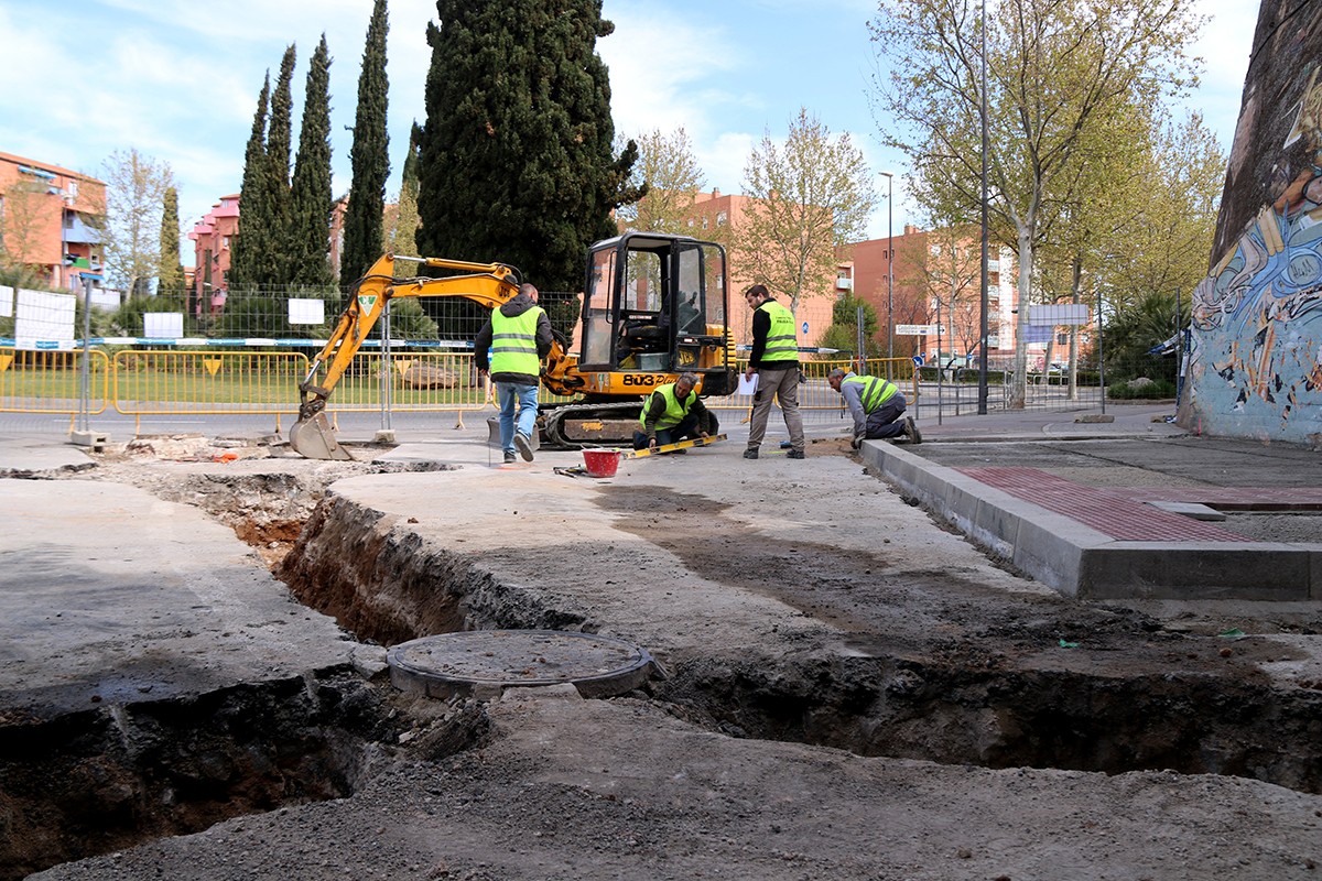 Uns treballadors de la construcció treballant en una obra pública a Reus.