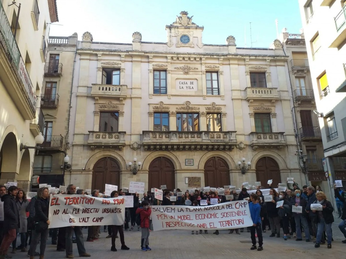 La protesta, ahir, a la plaça del Blat de Valls.