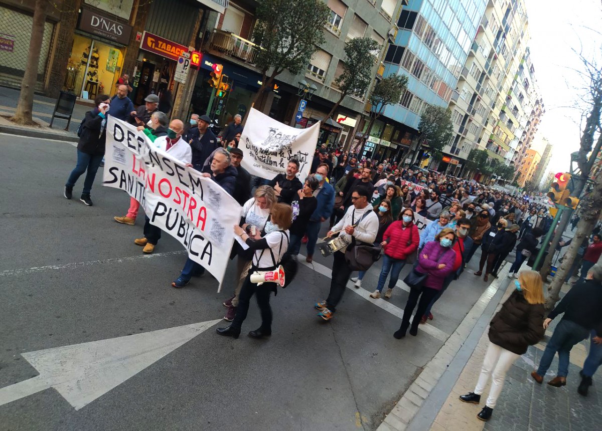 Vora 300 manifestants, aquest dijous al vespre, a favor de la sanitat pública a Tarragona.