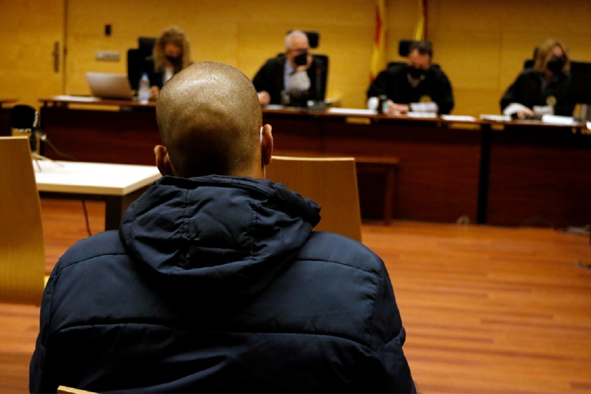L'acusat, d'esquenes, durant el judici a la Secció Quarta de l'Audiència de Girona.