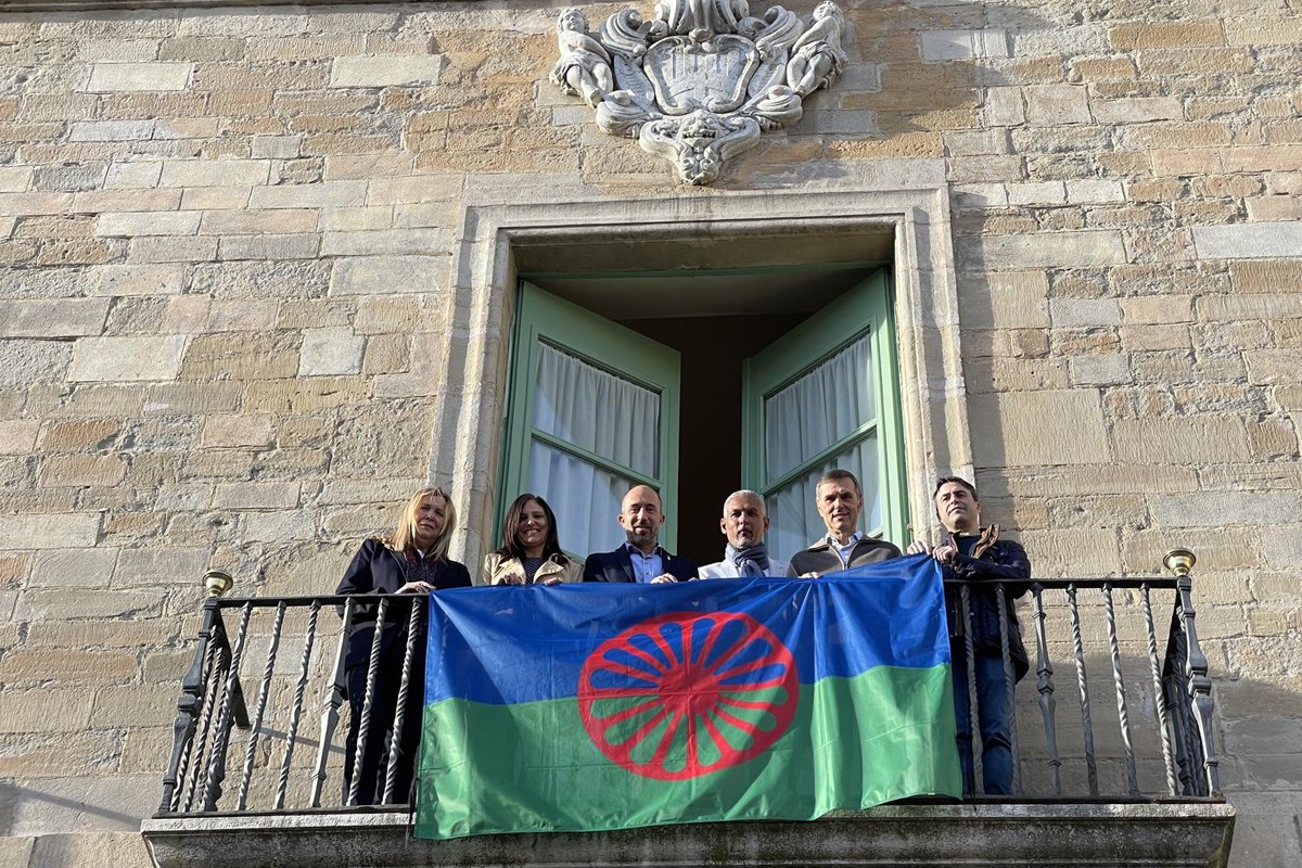 Representants de l'Ajuntament amb la bandera romaní el passat 8 d'abril