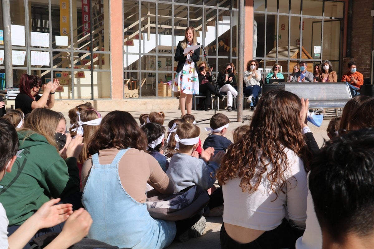 La consellera d'Acció Exterior, Victòria Alsina, dirigint-se als alumnes de l'institut-escola Mare de Déu del Portal de Batea  