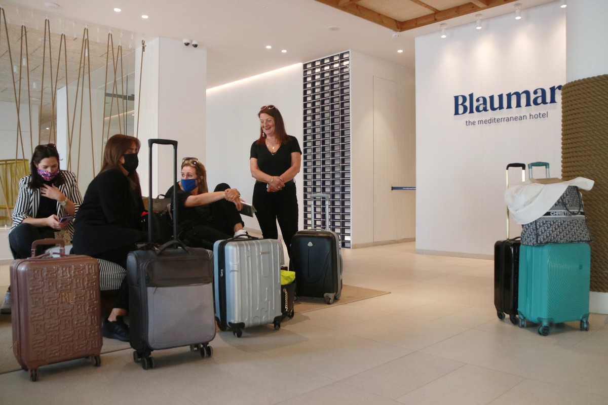 Un grup de turistes esperen per fer el check-in a l'hotel Blaumar de Salou