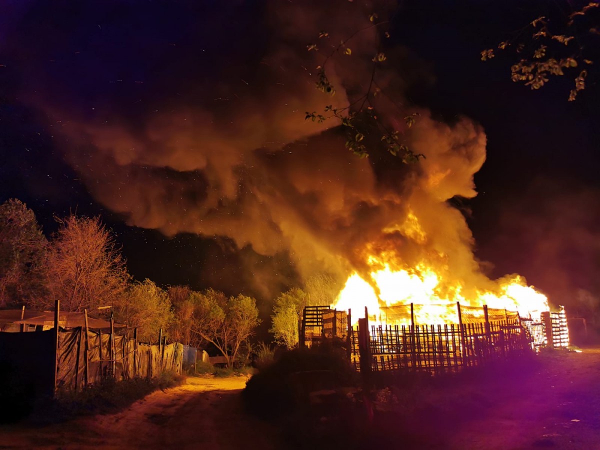 Imatge de l'incendi d'aquesta matinada als horts okupats de la carretera de Rubí
