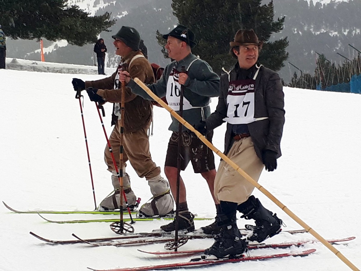 Tres esquiadors vestits d'època en l'acte a La Molina