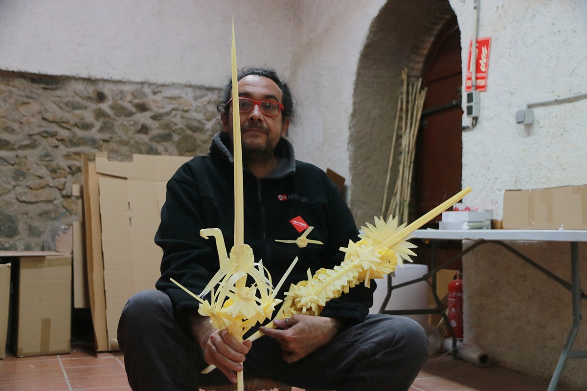 El palmer Joan Vaqué, de Palmes Viaplana, mostra una palma de Setmana Santa.