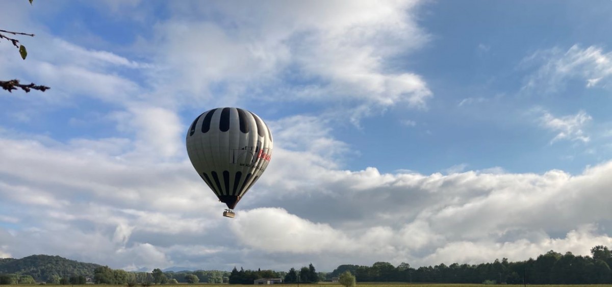 Un globus aerostàtic en el cel ennuvolat de la Vall d'en Bas.