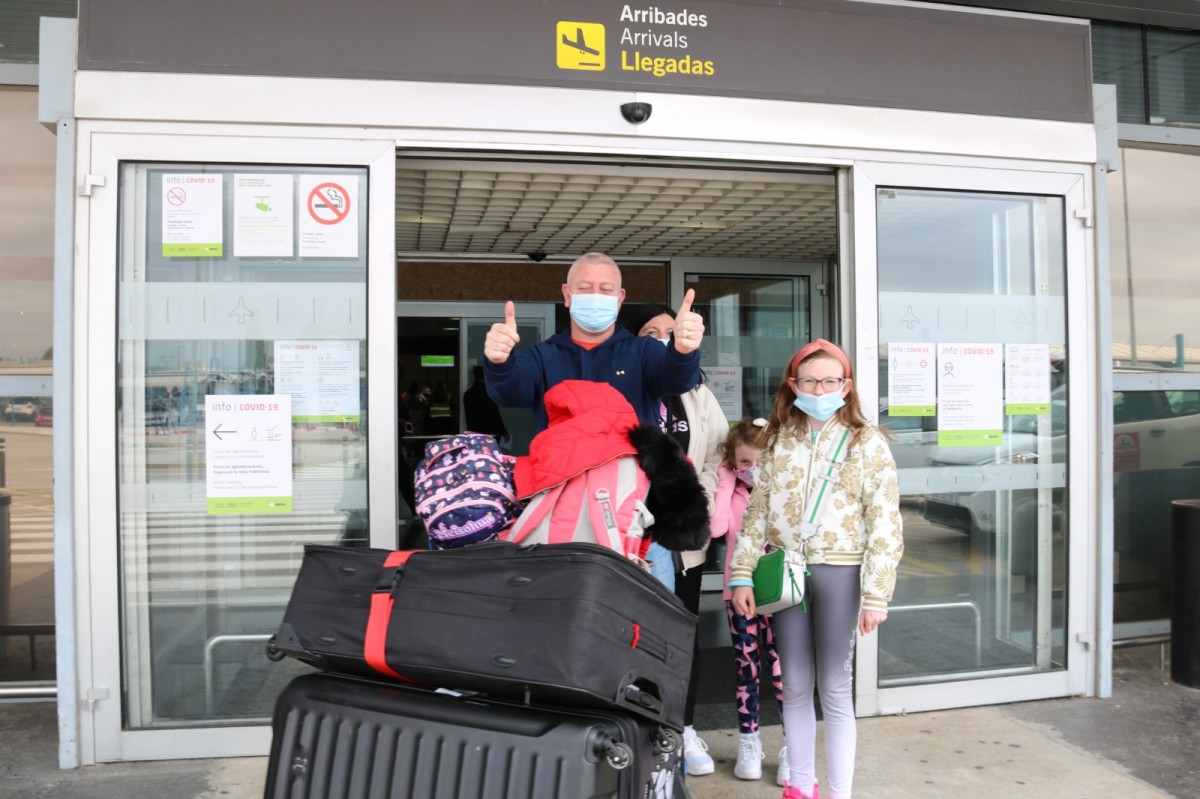 Una família irlandesa, a l'Aeroport de Reus, este dimarts.