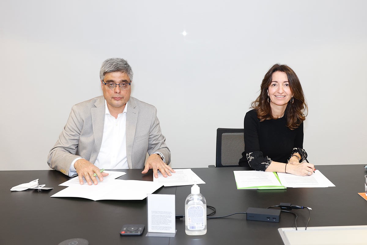 Signatura de l'acord entre  la presidenta de Ferrocarrils, Marta Subirà, i el director del CREAF, Joan Pino.