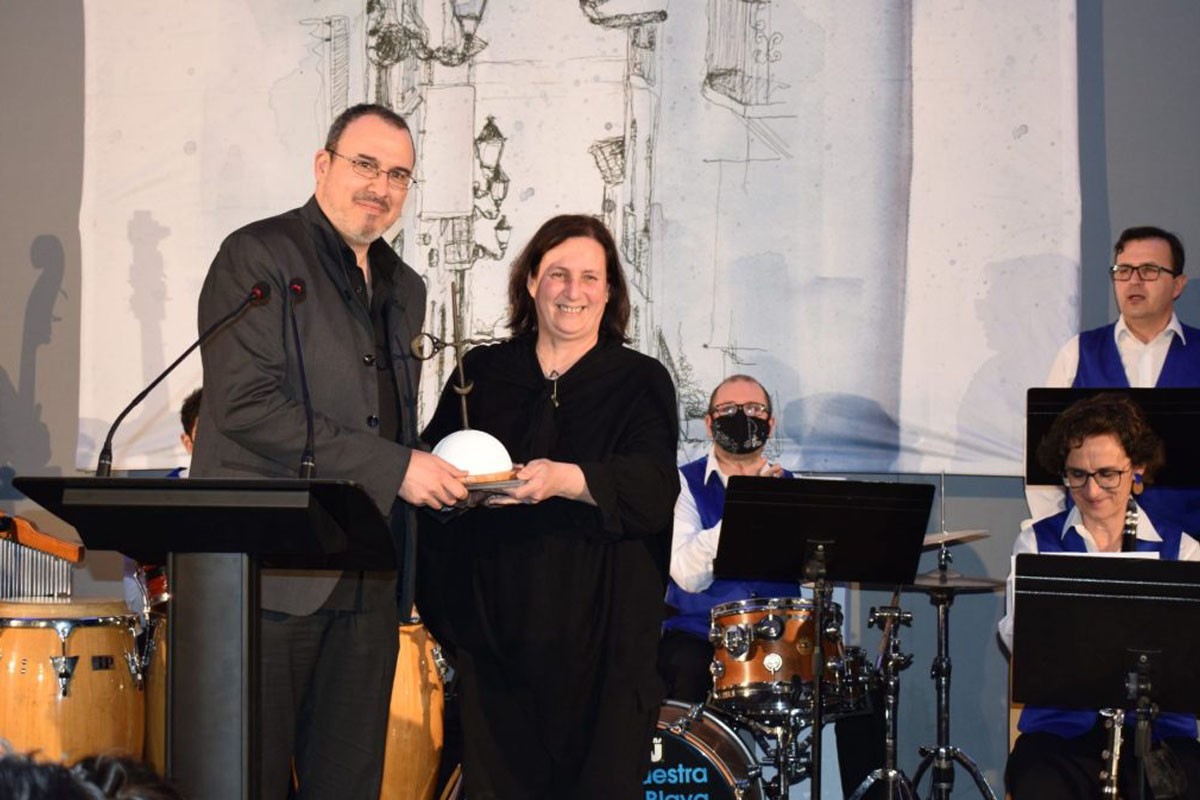 Jordi Julià va rebre el premi de mans de Pilar Tebar, presidenta de l'Institut Alacantí de Cultura Juan Gil-Albert