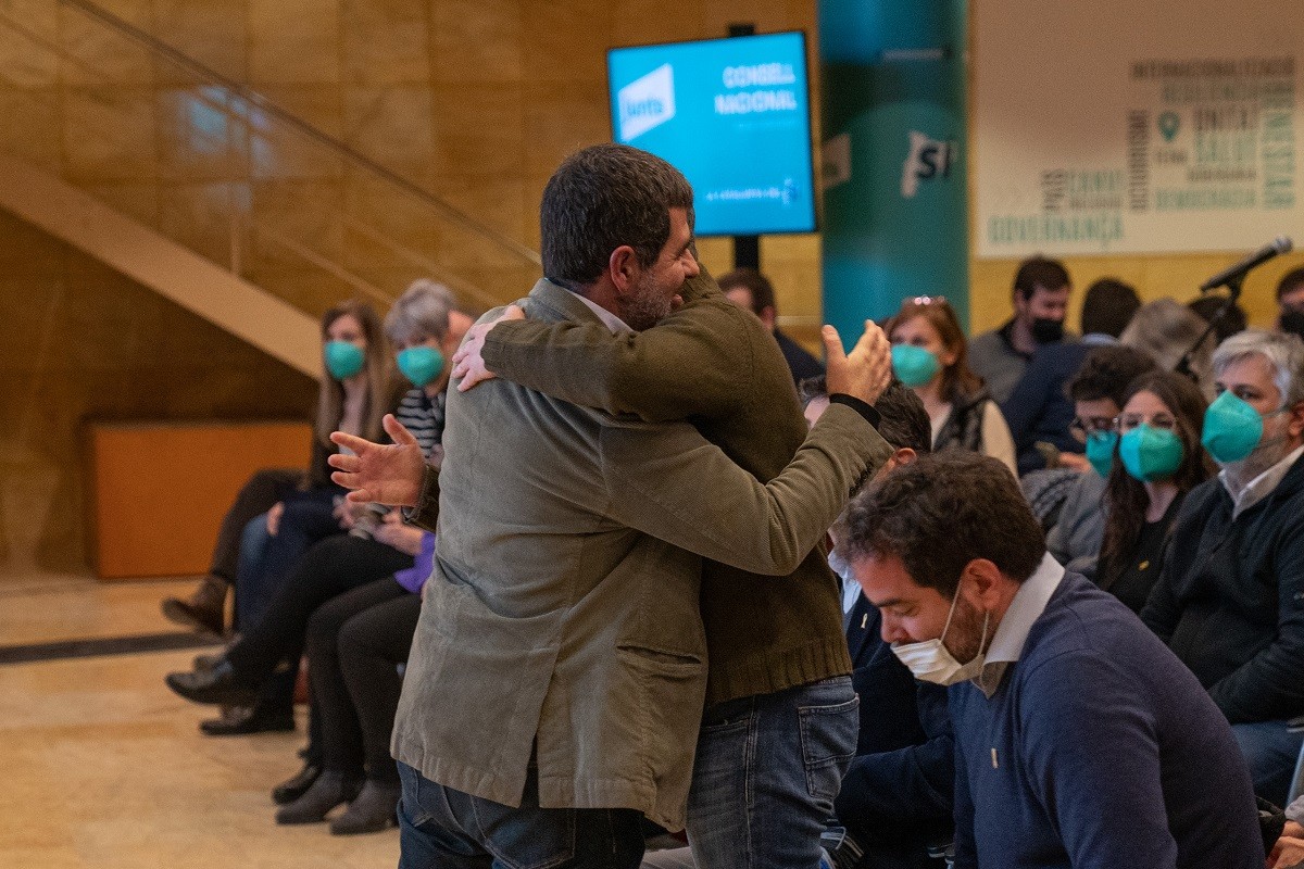 Jordi Sànchez abraça Jordi Turull en l'últim consell nacional de Junts.