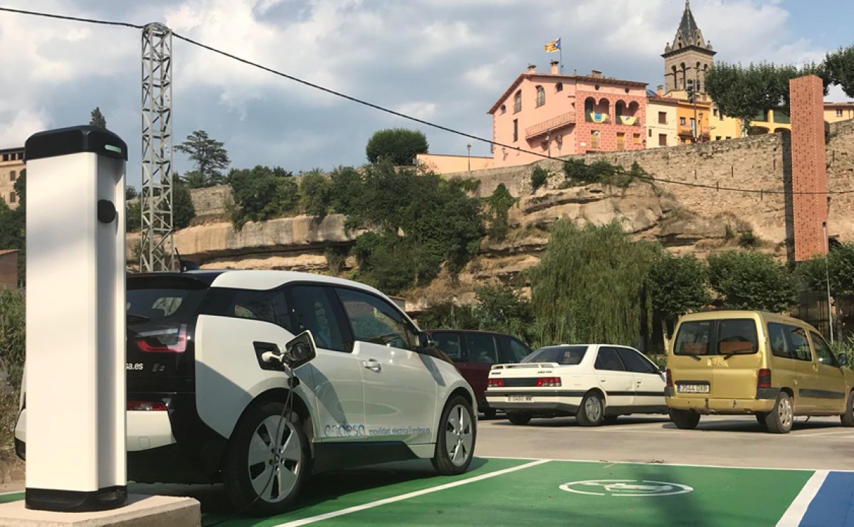 Es tracta de l'únic punt de càrrega per a vehicles elèctrics del municipi, instal·lat el 2018 a l'aparcament del Local del Blat