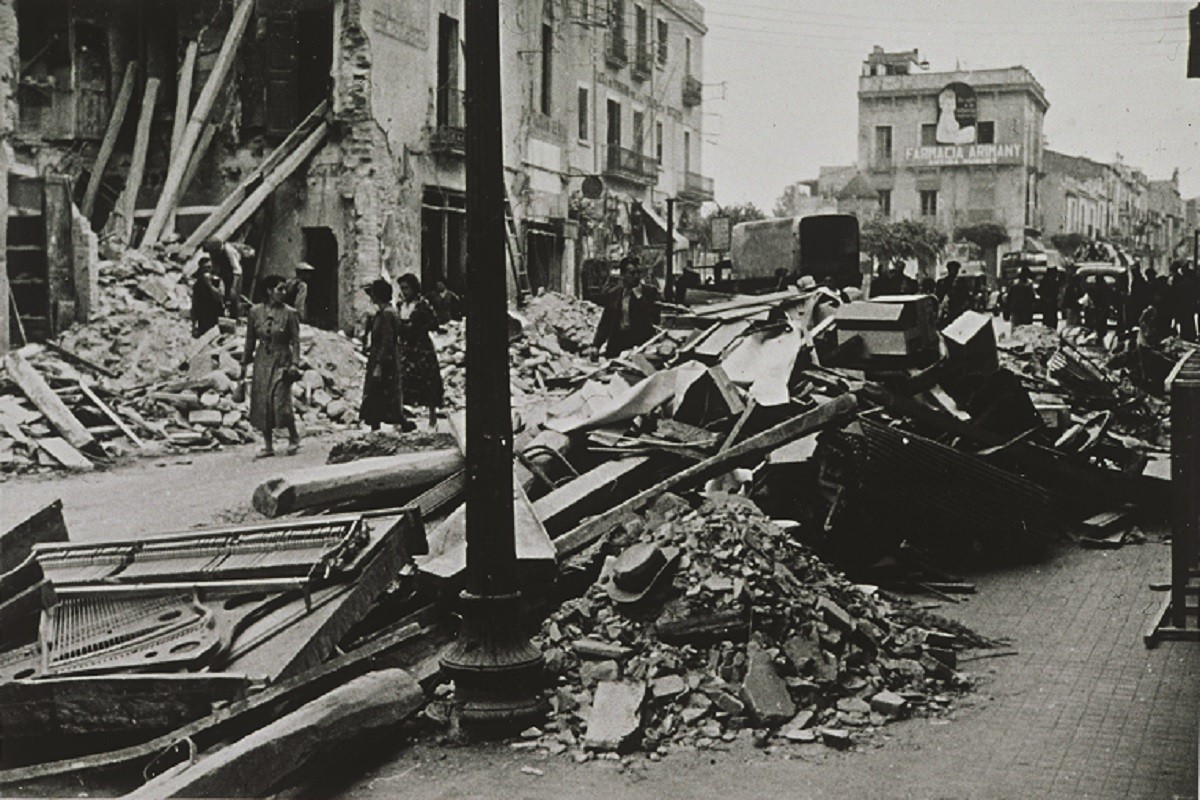 Efectes del bombardeig al carrer Anselm Clavé i a la plaça Maluquer.