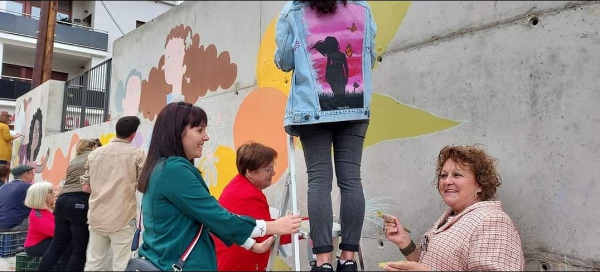 La gent de Benifallet unida per pintar el mural en homenatge a la dona rural dissenyat per Ester Llorens Artiola 