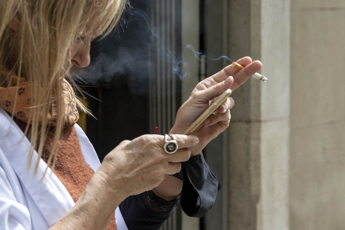 Una dona fumant una cigarreta.