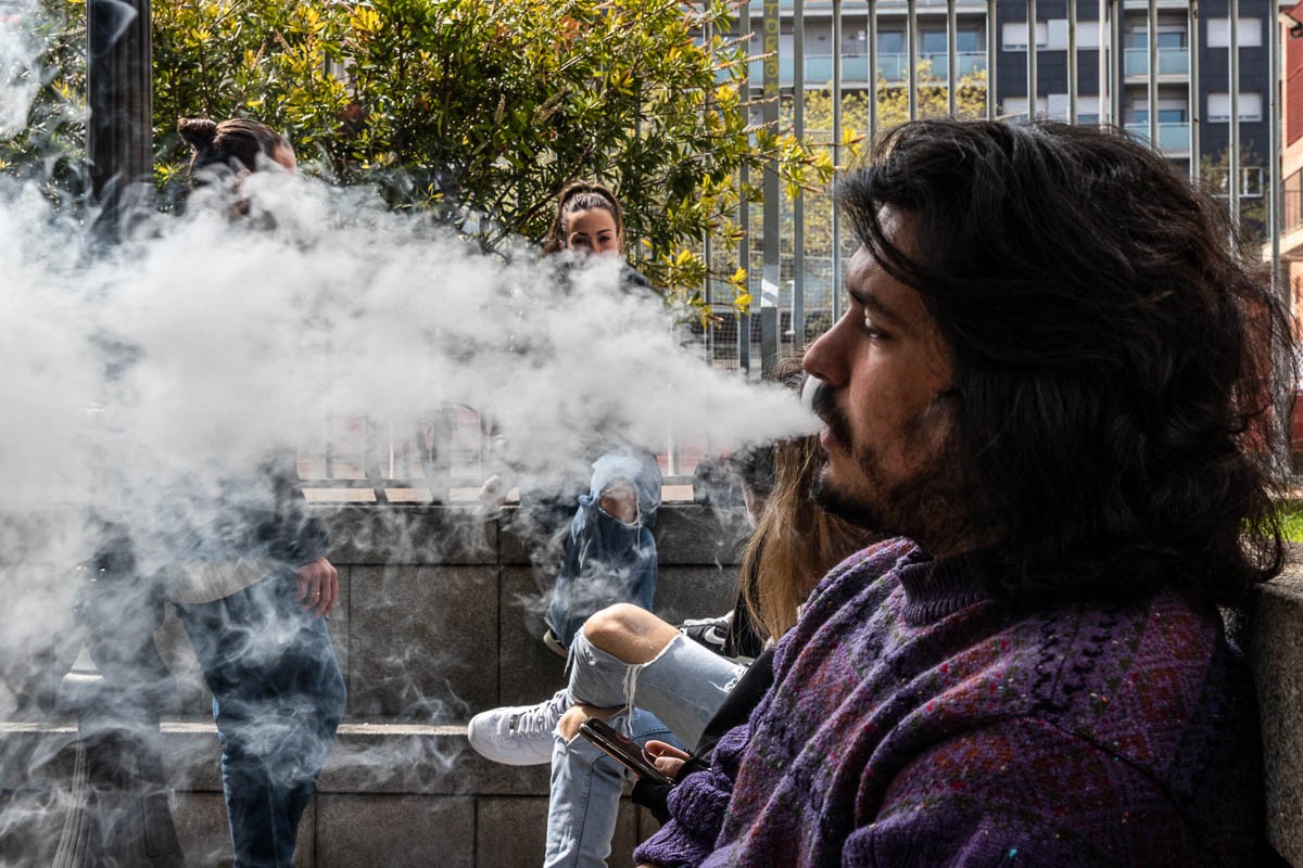 Una persona fumant a Barcelona, en una imatge d'arxiu