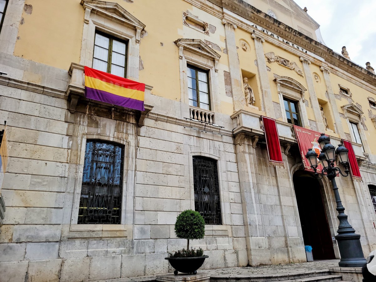 La bandera republicana va penjar des d'un dels balcons de l'Ajuntament de Tarragona.