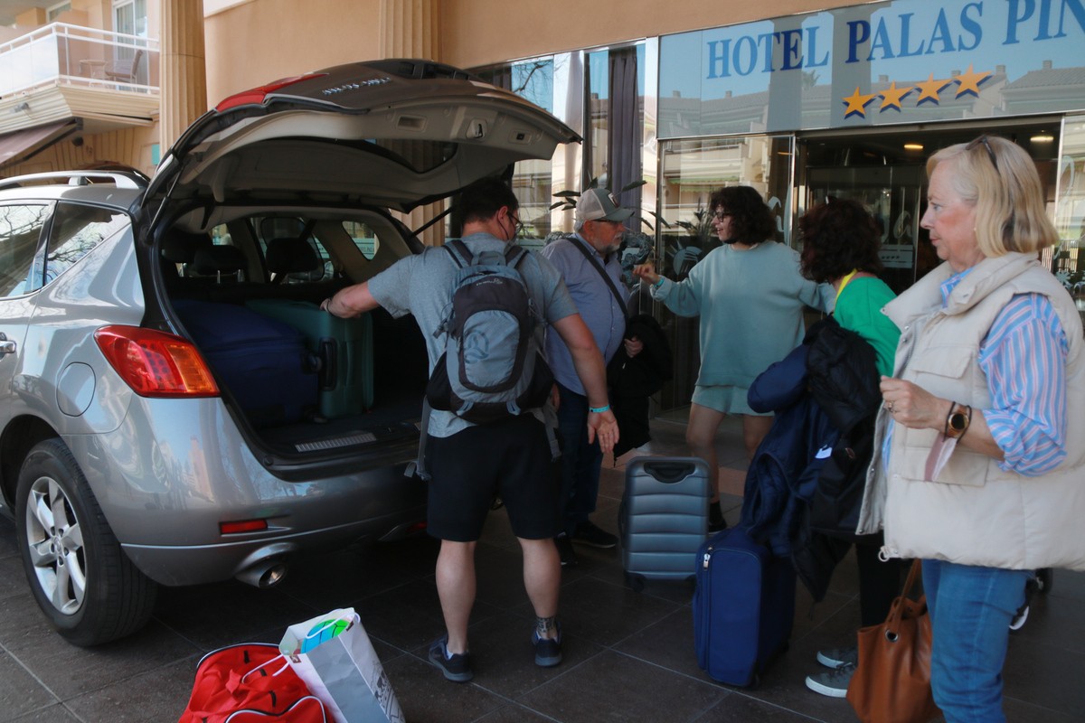 Una família carrega el cotxe per iniciar el viatge de tornada després de les vacances de Setmana Santa a la Pineda