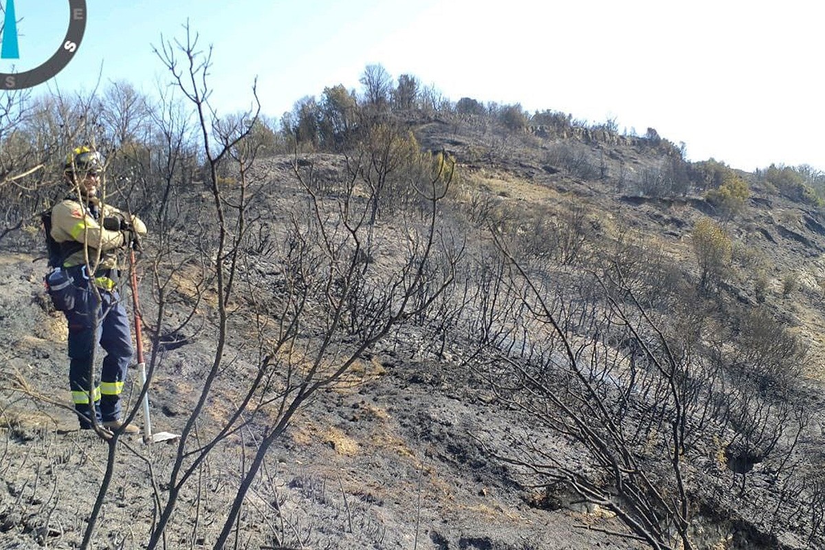 L'endemà de l'incendi a Orís es va anar a remullar la zona.