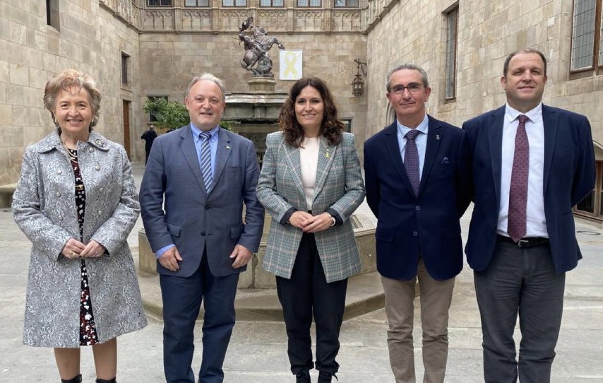 Laura Roigé, presidenta de la Cambra de Comerç, reunida amb la consellera Vilagrà i els alcaldes de la Secuita i Perafort.
