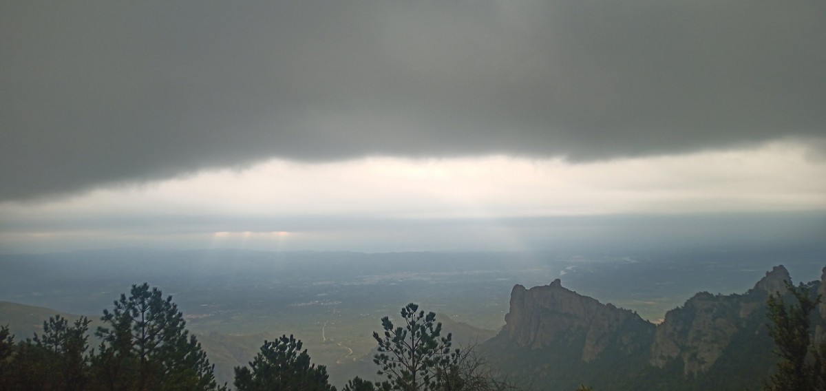 Núvols i pluja al Cim del Mont Caro al terme municipal de Roquetes, al Parc Natural dels Ports