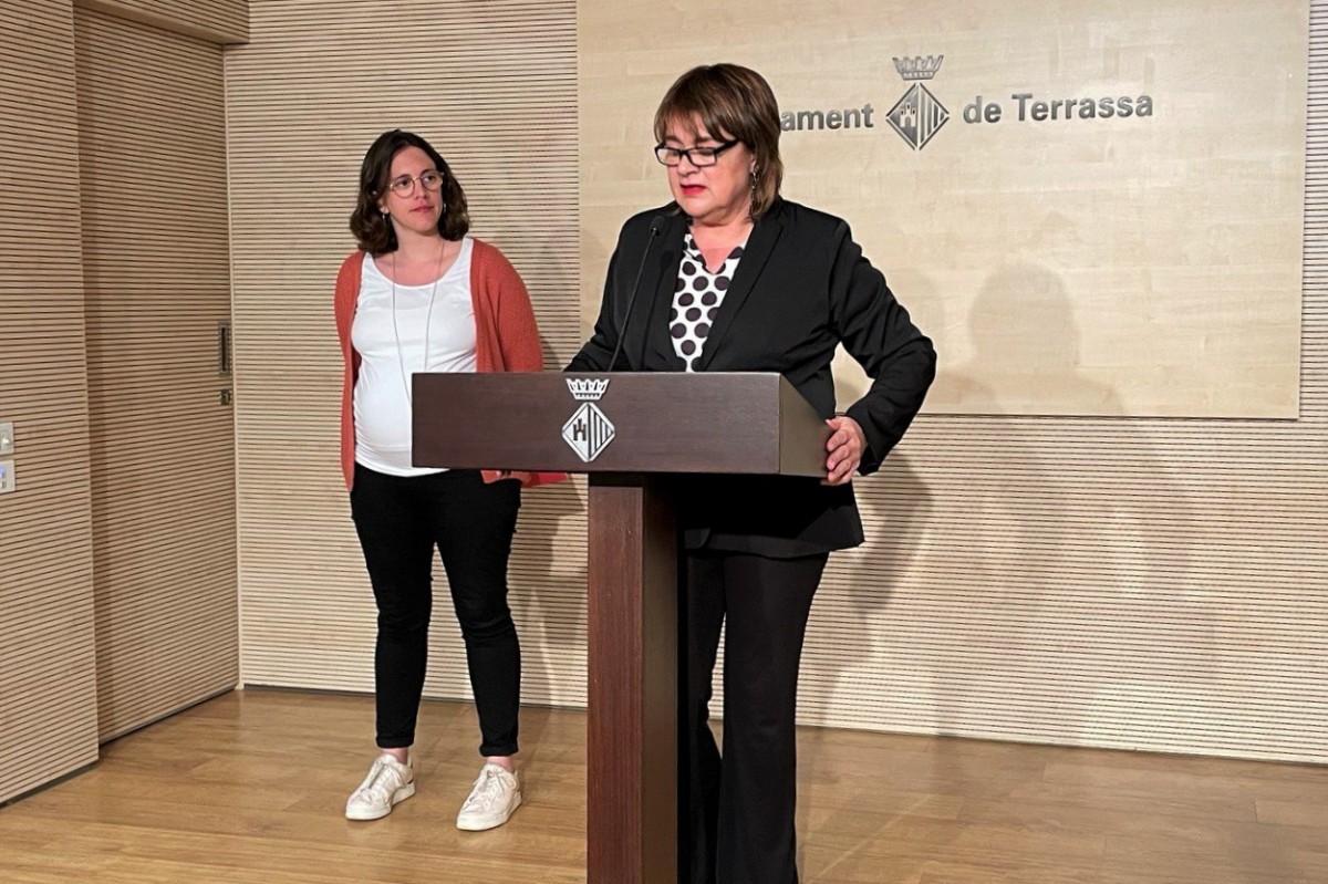 Lluïsa Melgares i Ona Martínez, durant la roda de premsa del ple de l'estat de la ciutat. 