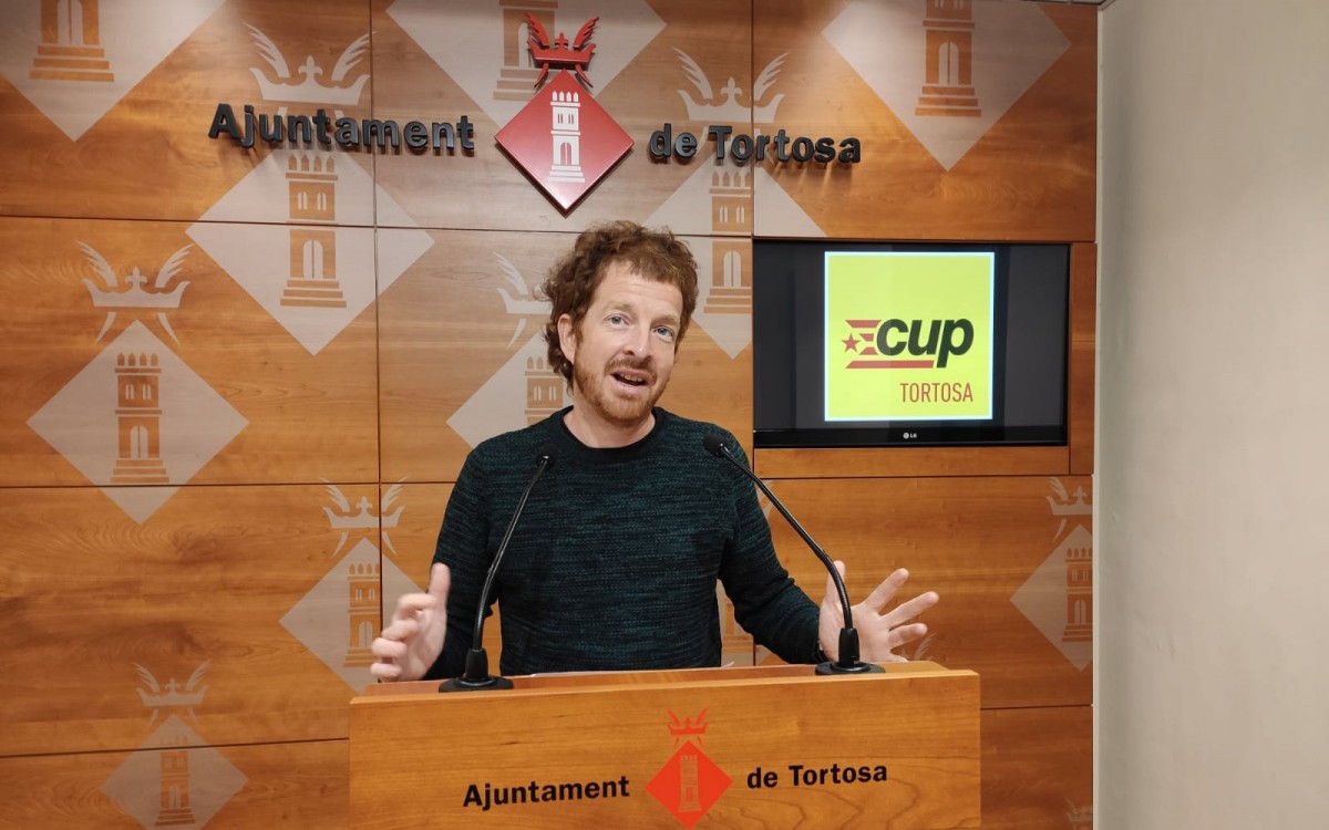 Sergi Arnau regidor de la CUP a l'Ajuntament de Tortosa va presentar les propostes del partit per invertir el romanent municipal 