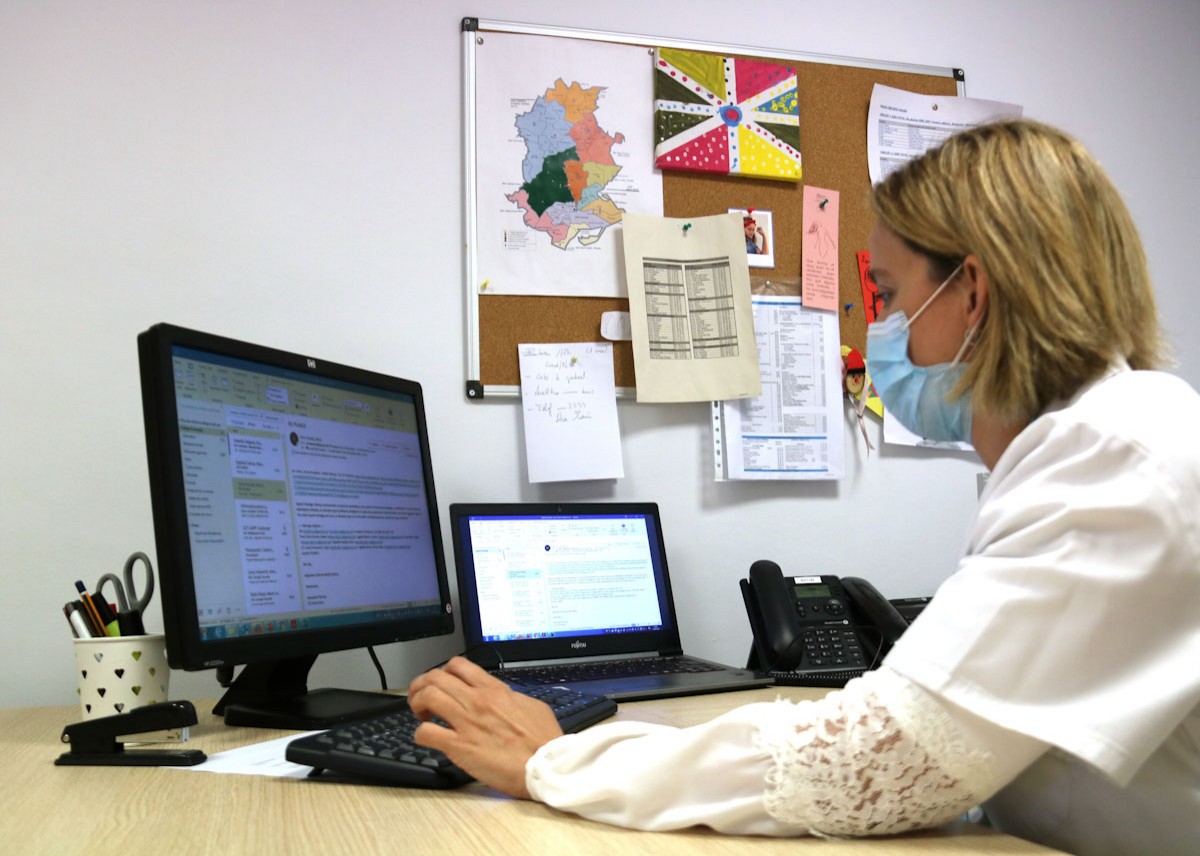 La doctora Gina Lucas, adjunta a la direcció de l'Atenció Primària de les Terres de l'Ebre, davant d'un mapa de les àrees de salut de la regió sanitària de l'Ebre  