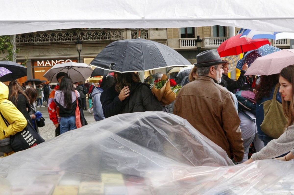 Els visitants s'amaguen dels aiguats a Passeig de Gràcia