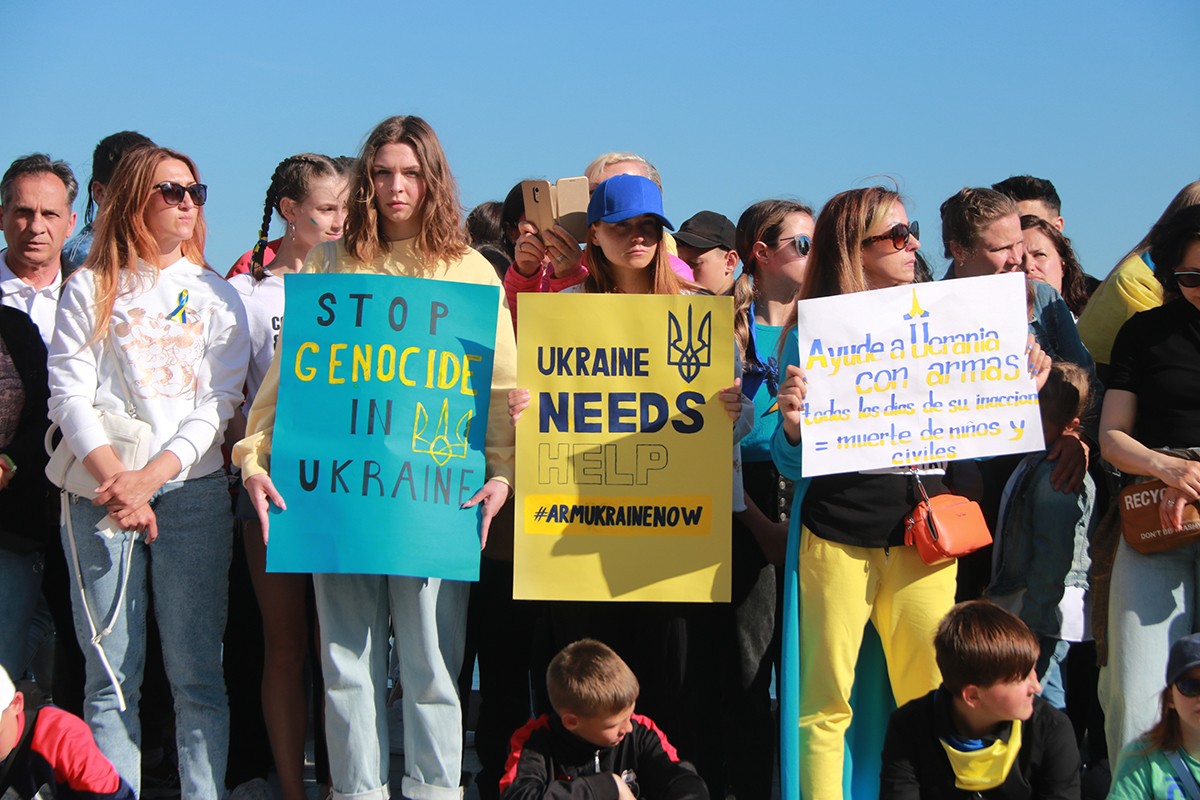 Diverses manifestants mostren pancartes en què demanen la fi de la guerra a Ucraïna.