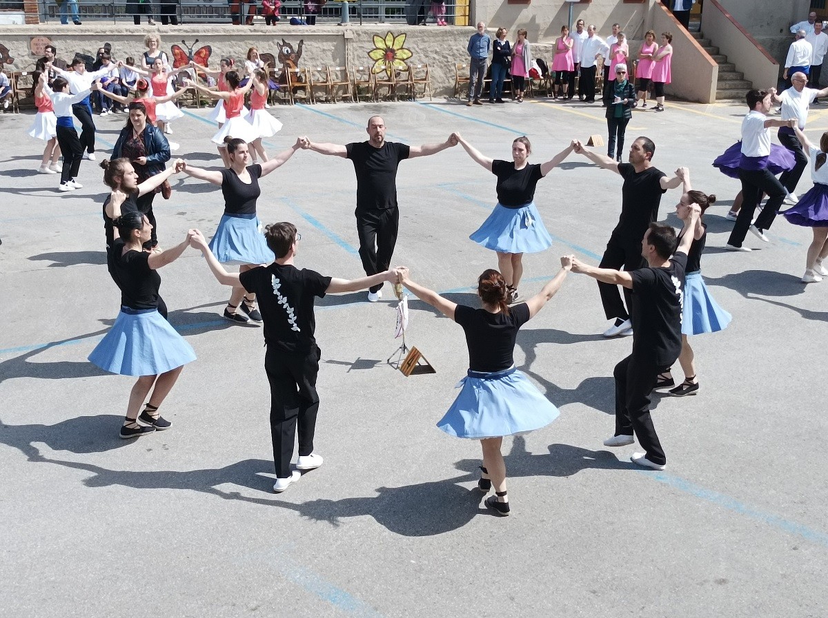 Actuació de l'escola de sardanes Flor de Neu a Cabrils