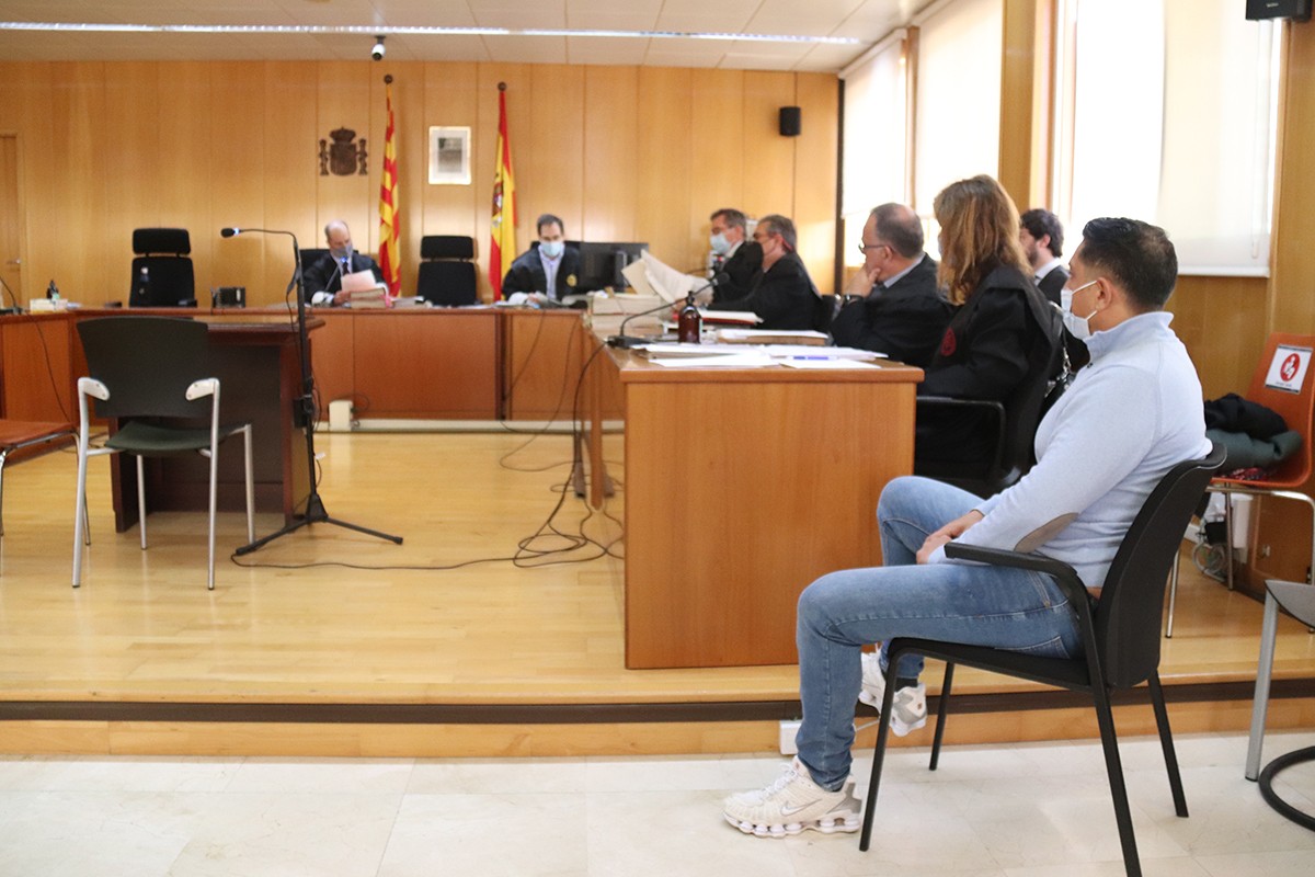 L'acusat de l'assassinat d'una dona a Vila-seca el 27 d'agost del 2020, Juan Pascual H.P., en primer terme, davant la resta del tribunal.