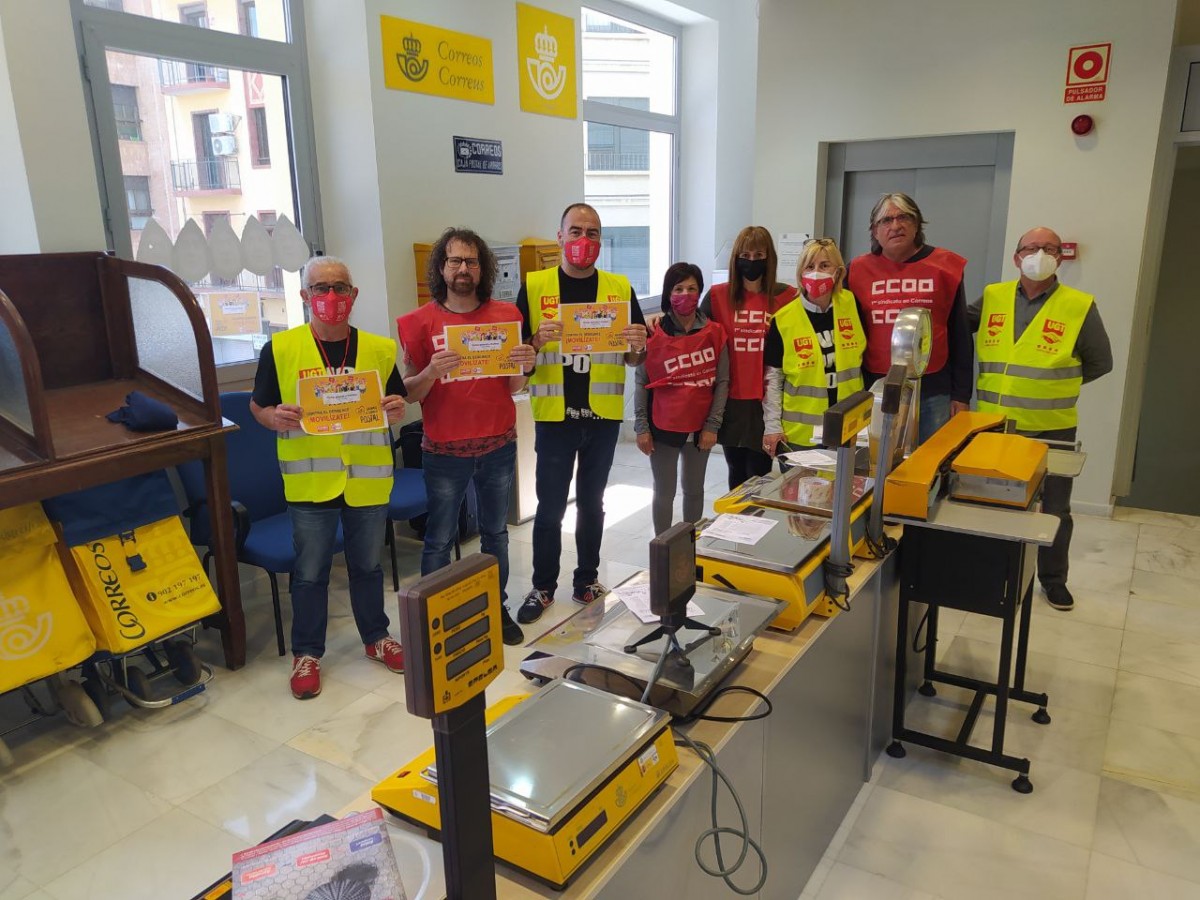 Els delegats sindicals de CCOO i UGT, a la seu de Correus a Tarragona