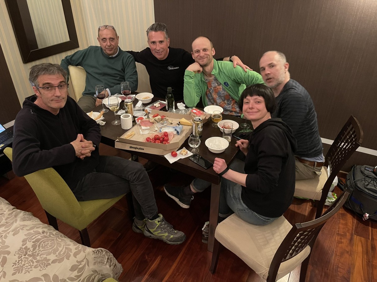 Òscar Armengol i Lluís Caelles amb el seu equip a Ucraïna