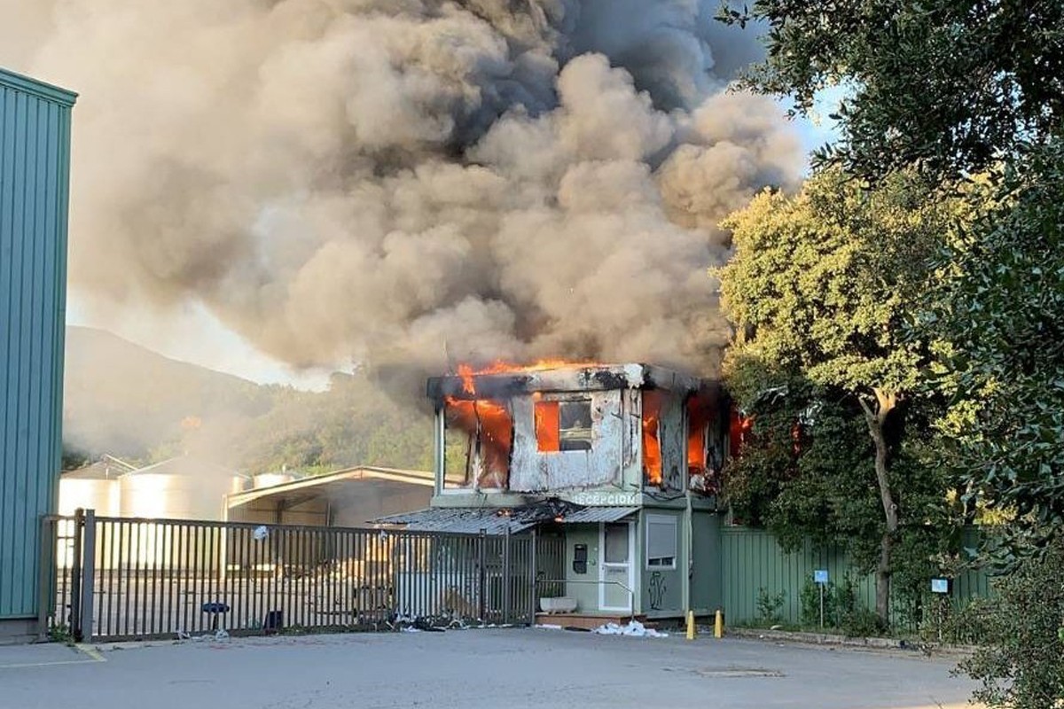 Les flames van afectar la part d'oficines de l'antiga planta embotelladora d'Aigua del Montseny