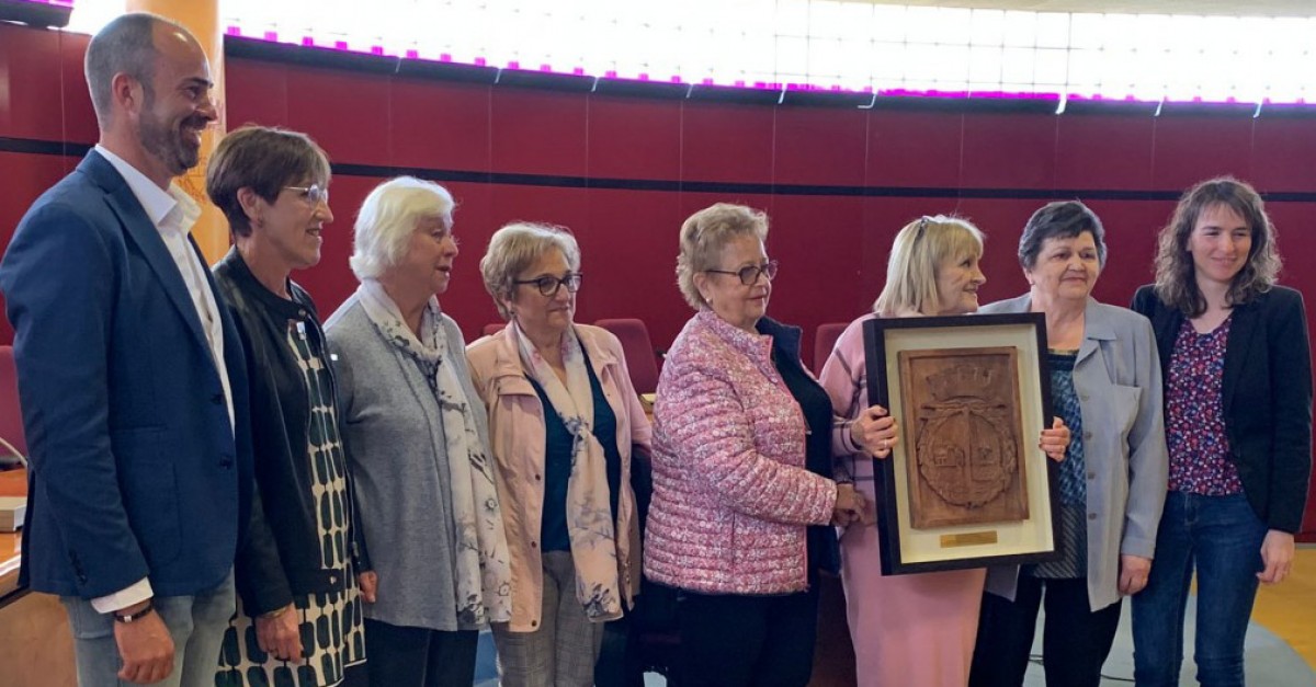 L'Associació de Dones de Roquetes rep el premi 'Roquetenc de l'Any 2022'.
