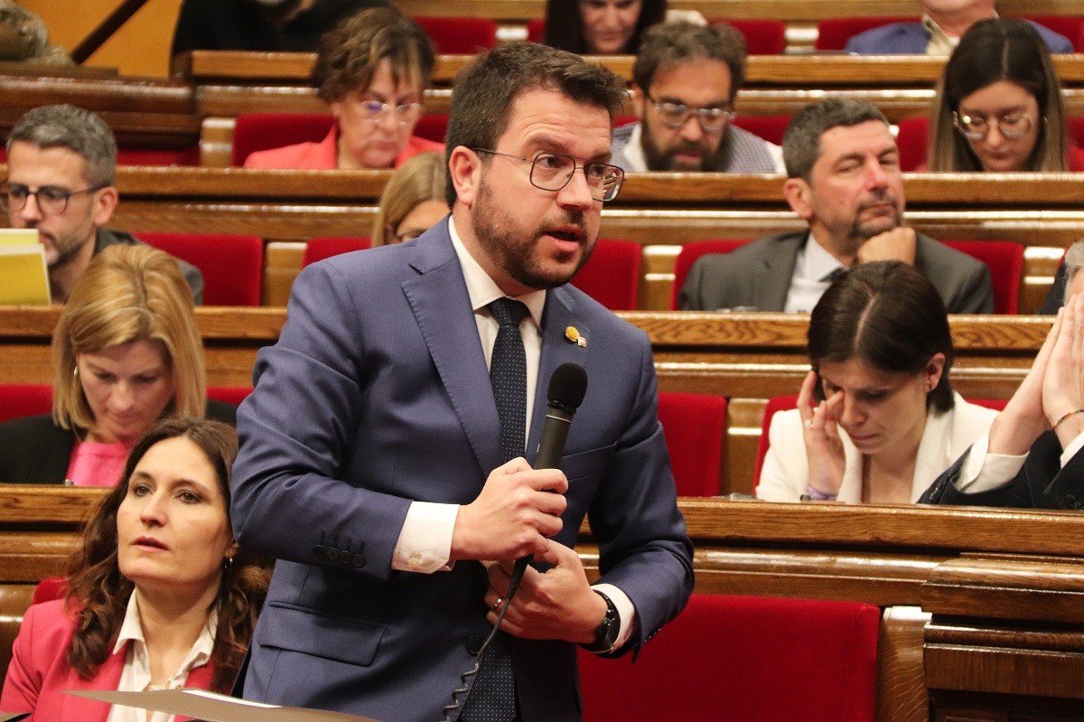 Pere Aragonès, a l'hemicicle, en la sessió de control al Parlament.