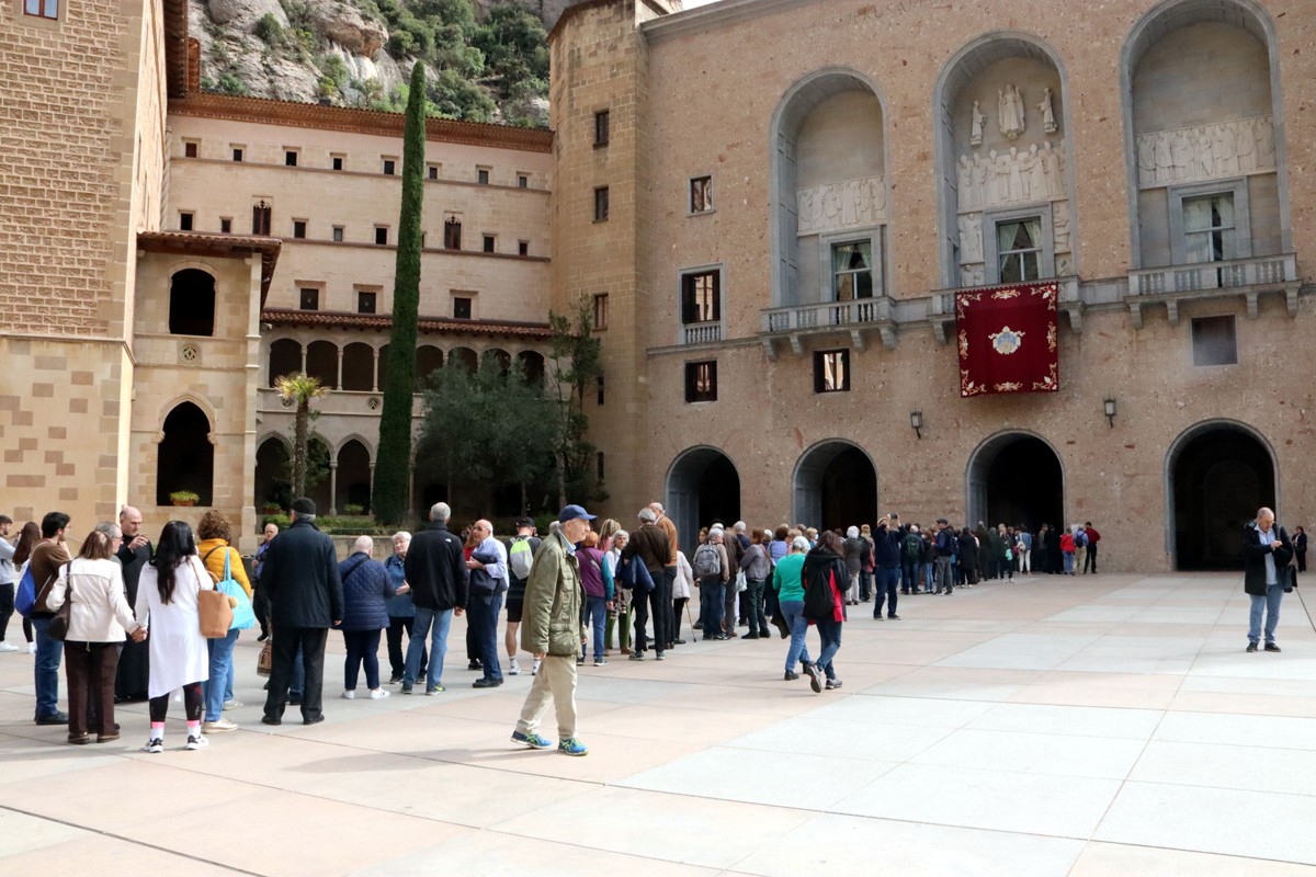 Llarga cua de persones per poder entrar a la basílica Santa Maria de Montserrat