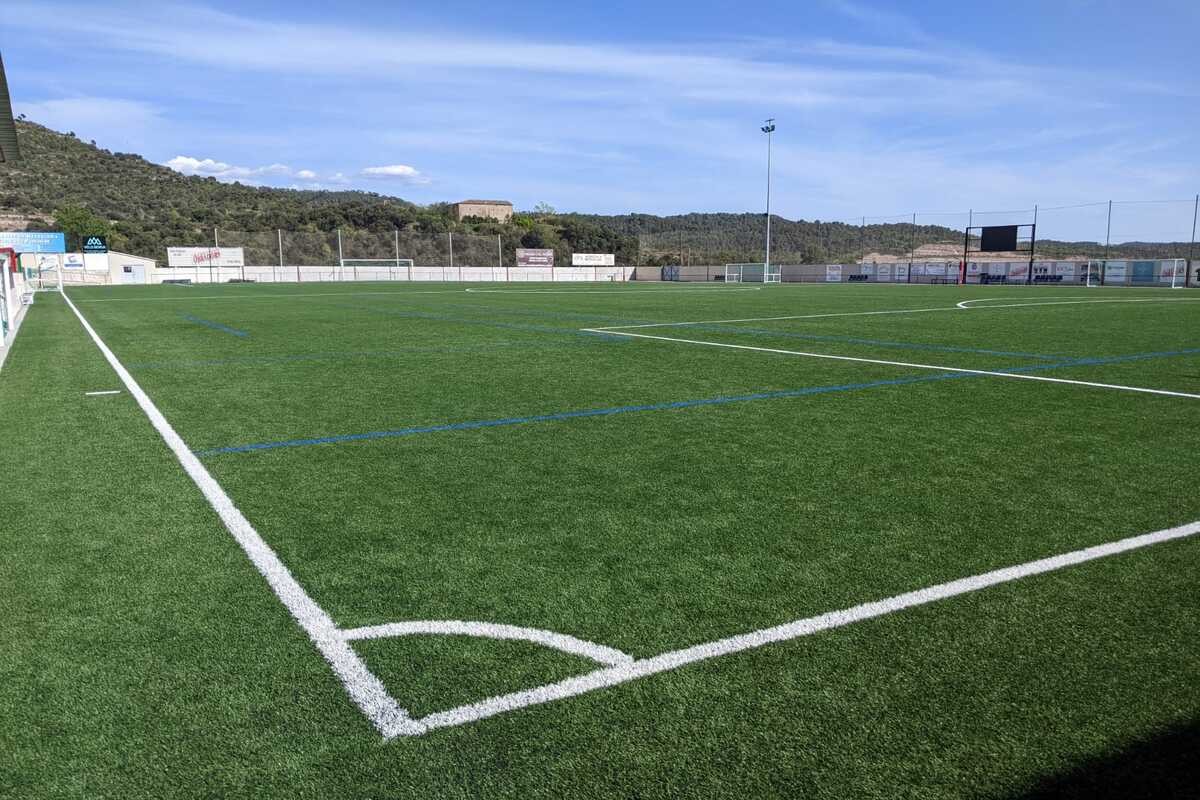 Aspecte del camp de futbol de Puig-reig amb la nova gespa artificial