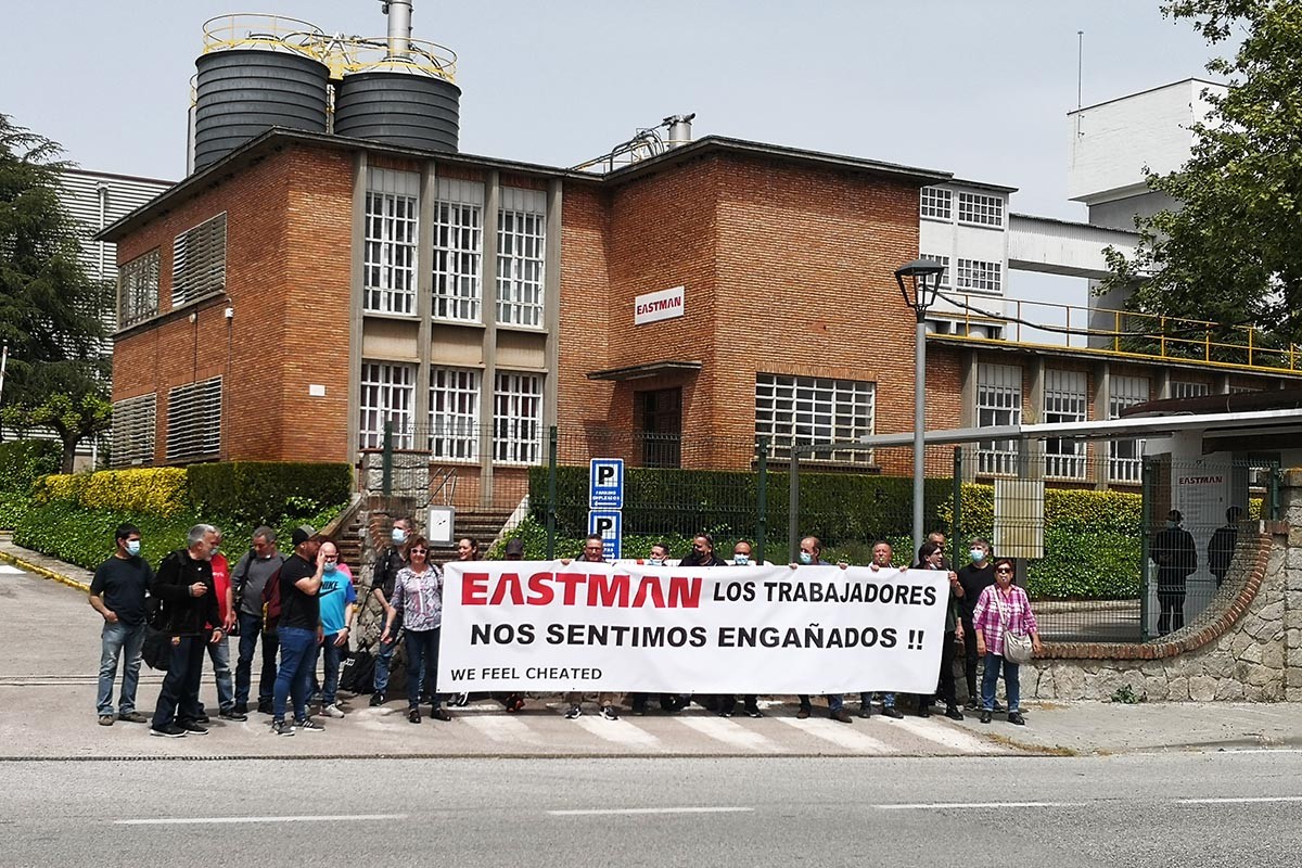 Treballadors d'Eastman protestant davant de l'empresa