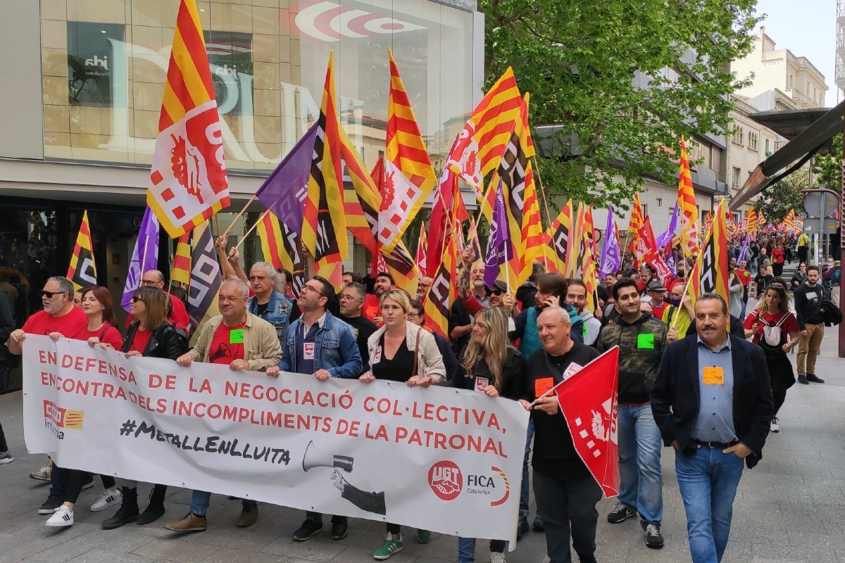 La manifestació pels carrers del centre de Sabadell 