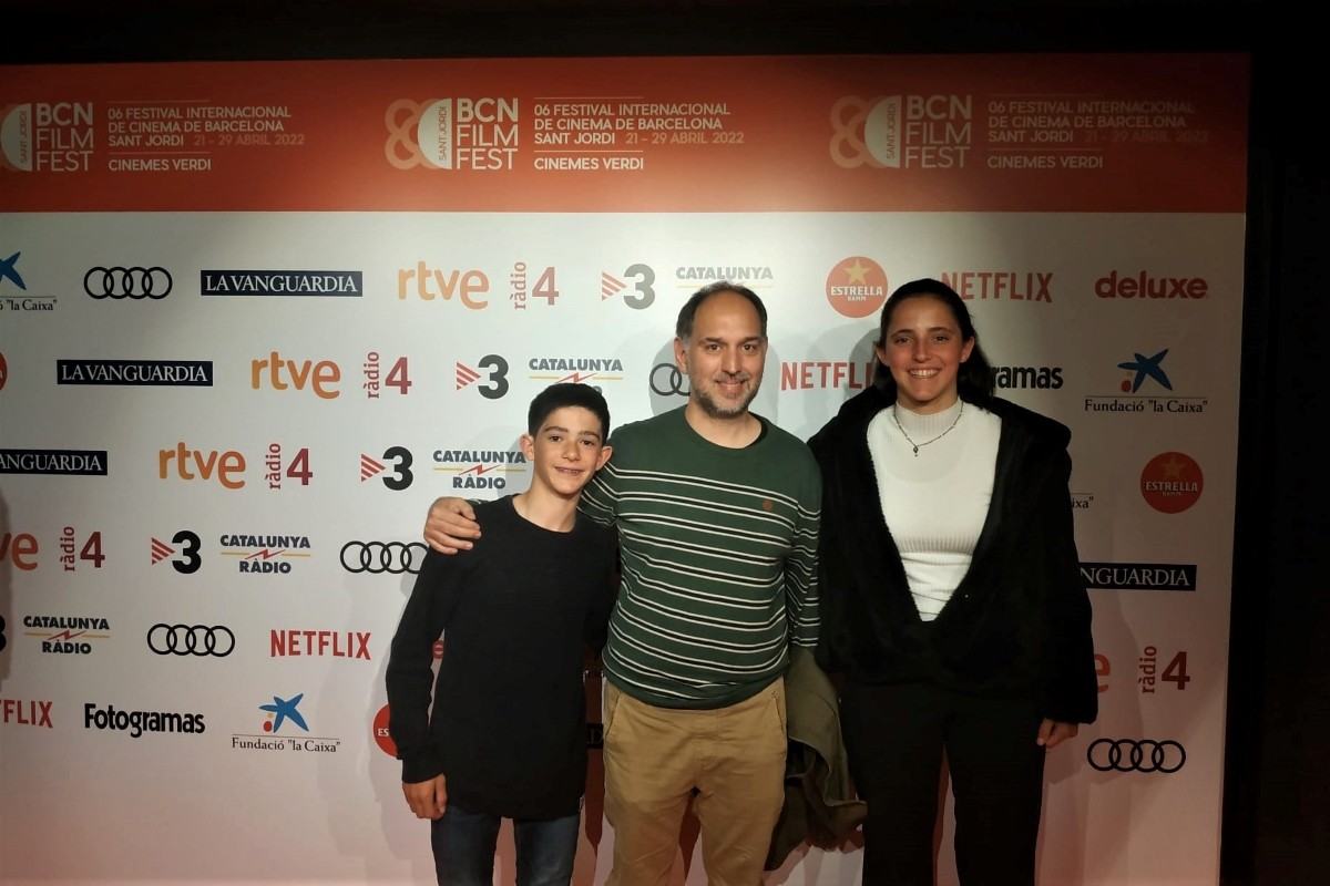 Agustí Franch (al mig) al photocall del BCN Film Fest acompanyat de dos dels actors d'«El fred que crema»