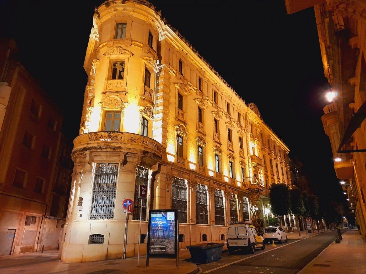 La façana il·luminada del museu del raval 