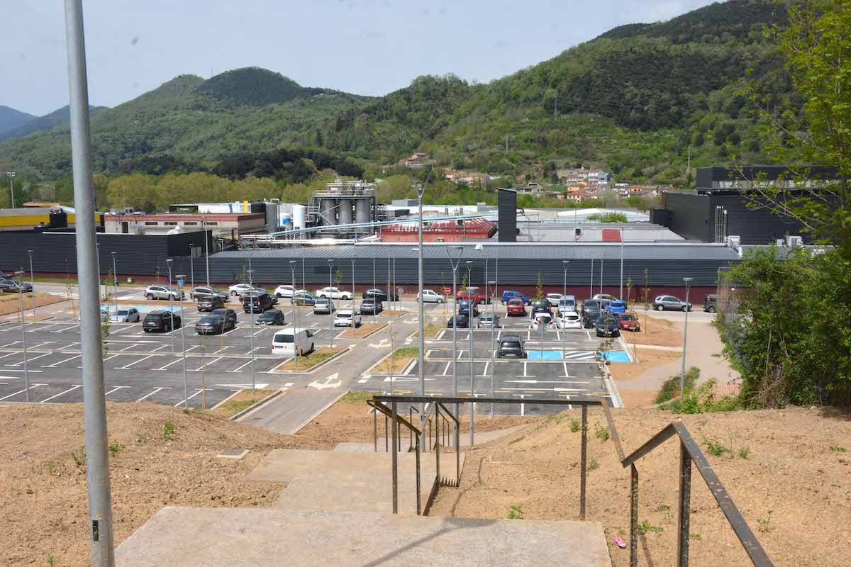 El nou aparcament al polígon industrial del Pla de Baix d'Olot.