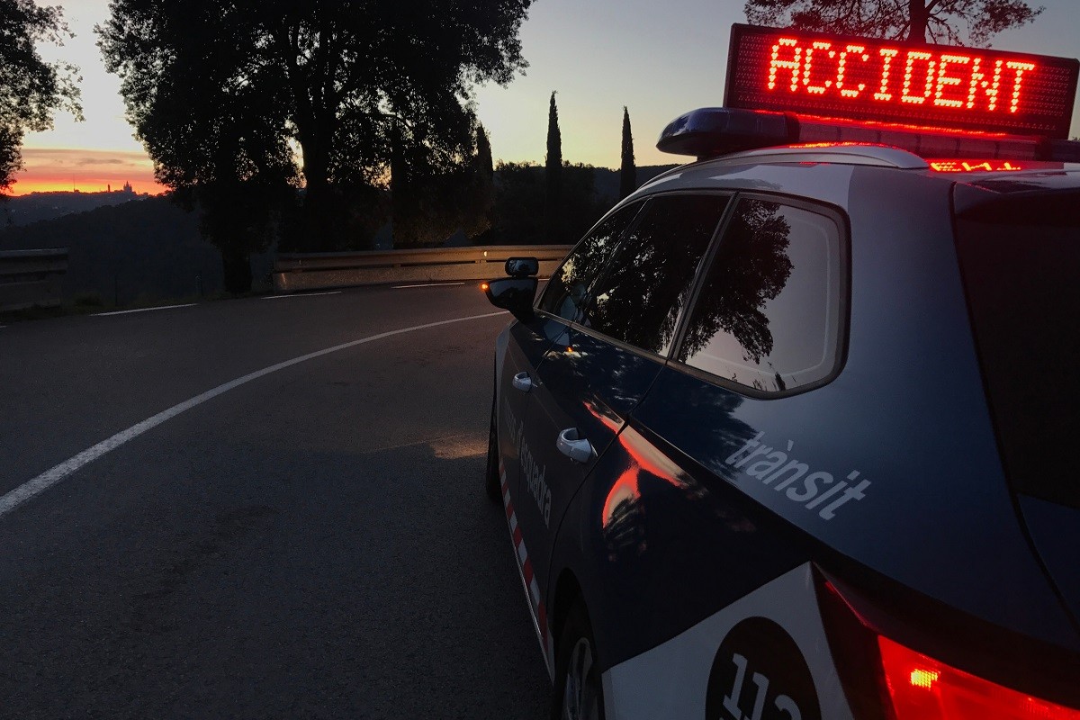 Un cotxe de la policia catalana indicant que hi ha un accident
