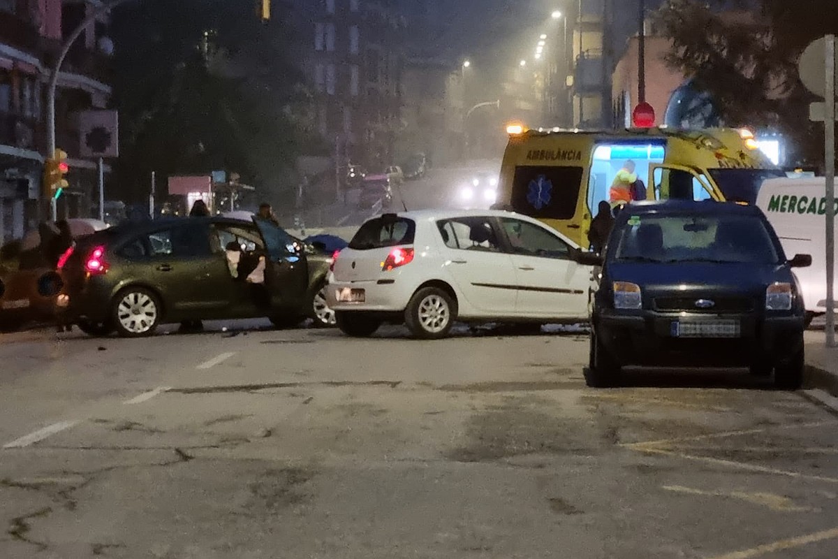 Els dos vehicles accidentats al carrer Sant Cristòfol